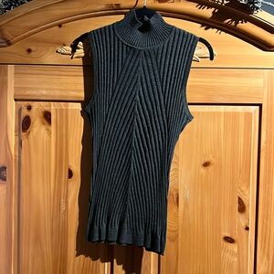 Sleeveless fitted lightweight sweater